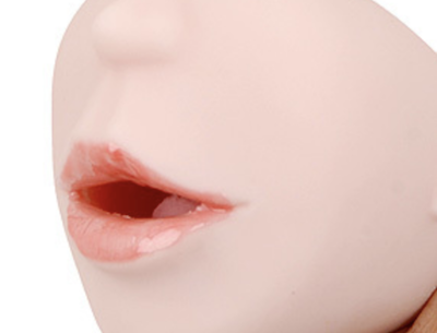 真実の口の口唇に口紅を塗る