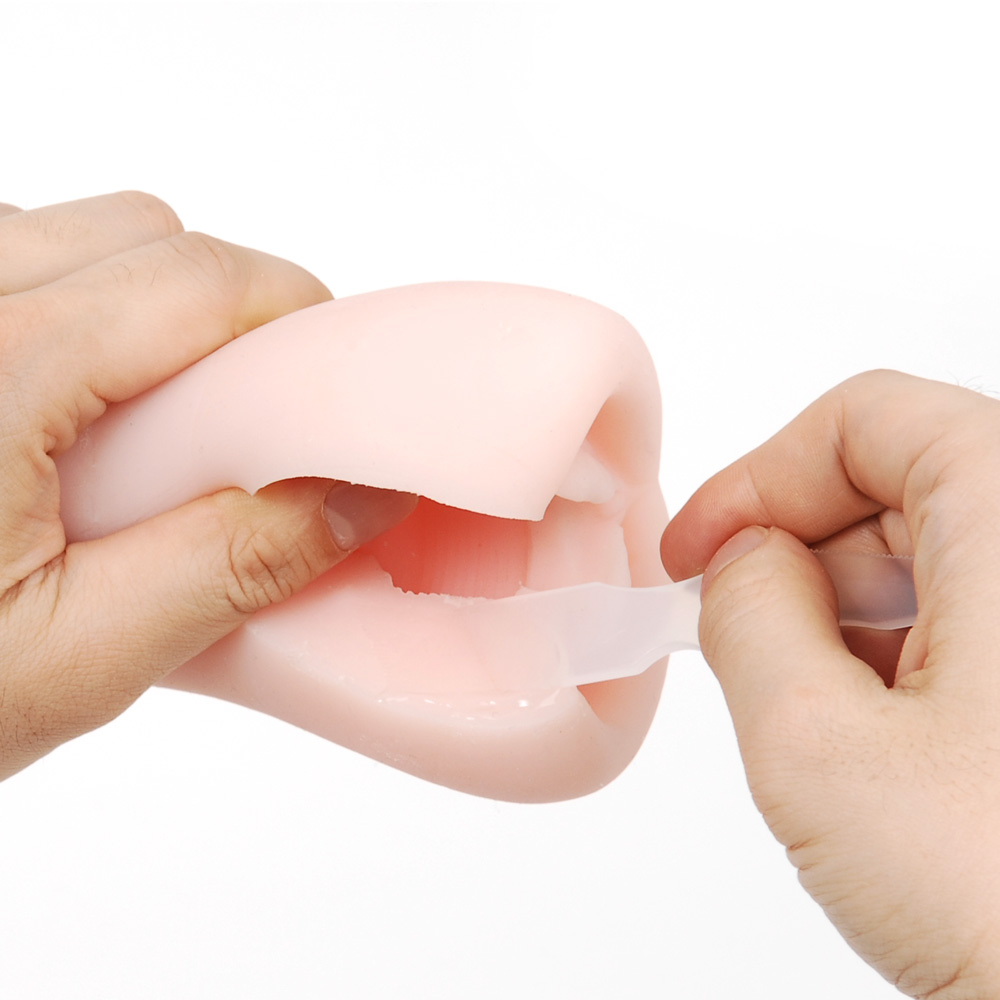 専用のボンド・接着剤を使って破れた部分を修理する方法