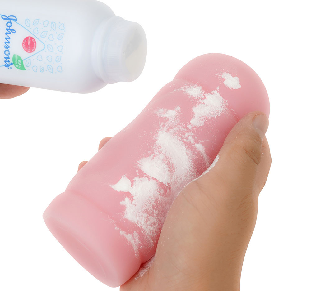 ベビーパウダーをオナホールに振りかけている写真