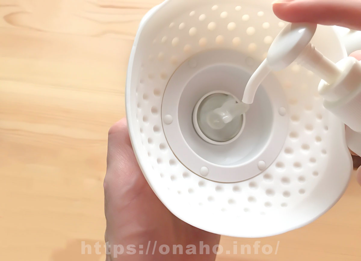 VORZE スムースローションをUFOSAに塗っている写真